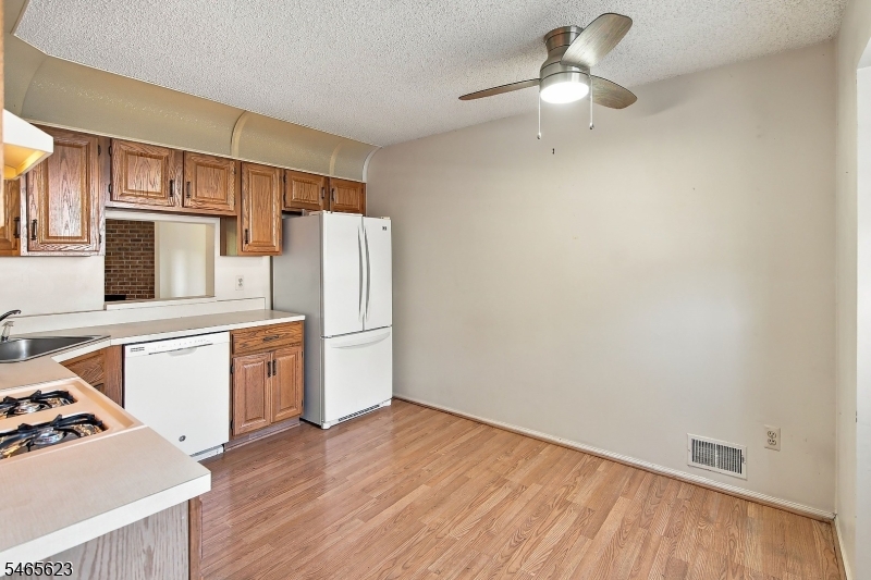 702 Brokaw Ct Property Photo 9