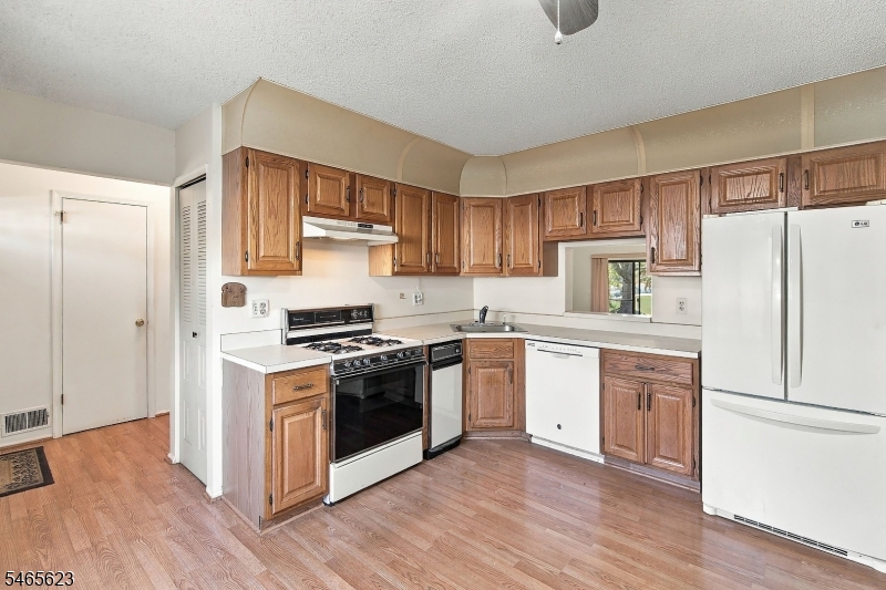 702 Brokaw Ct Property Photo 10