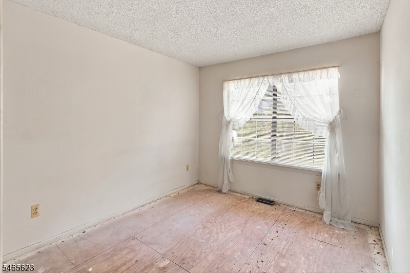 702 Brokaw Ct Property Photo 17