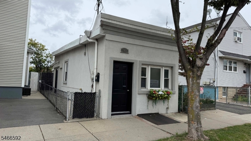 141 Monroe St Property Photo 1