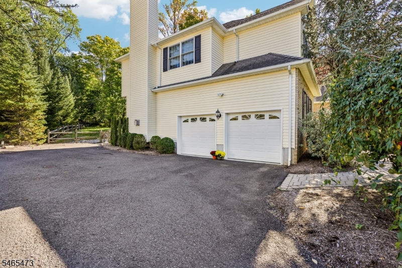 22 Mount Airy Rd Property Photo 3