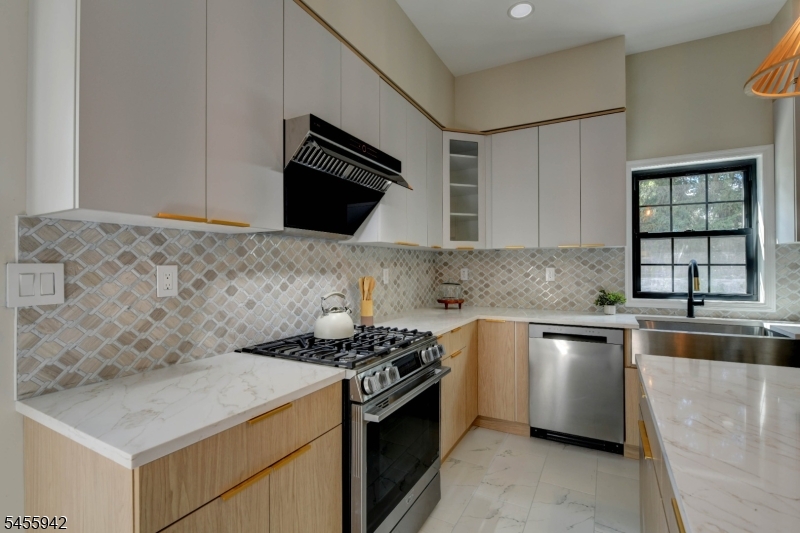49 Longview Ave Property Photo 15
