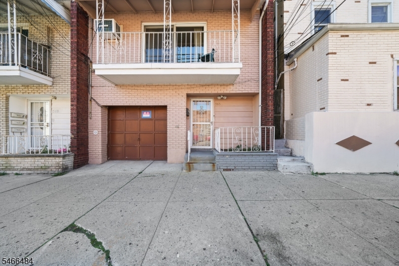 565 61St St Property Photo 1