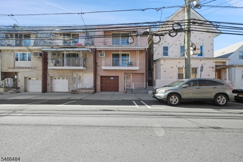 565 61st St Property Photo 2