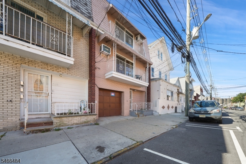 565 61st St Property Photo 3