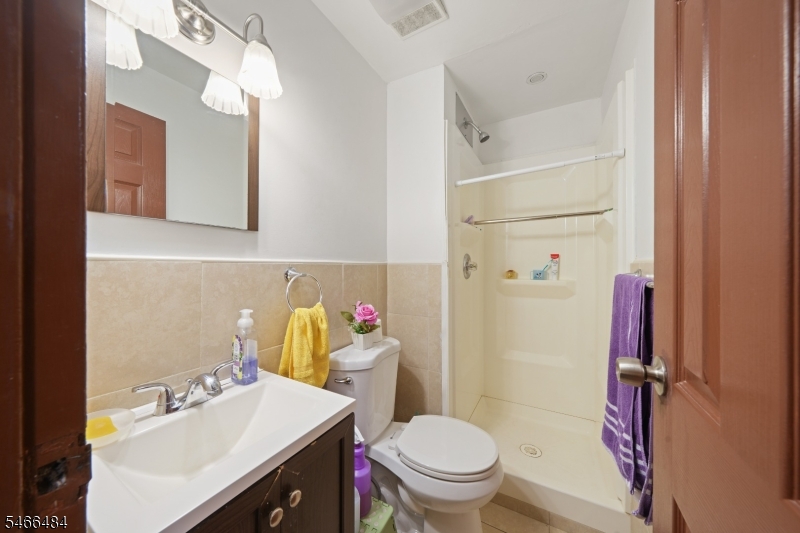 565 61st St Property Photo 4