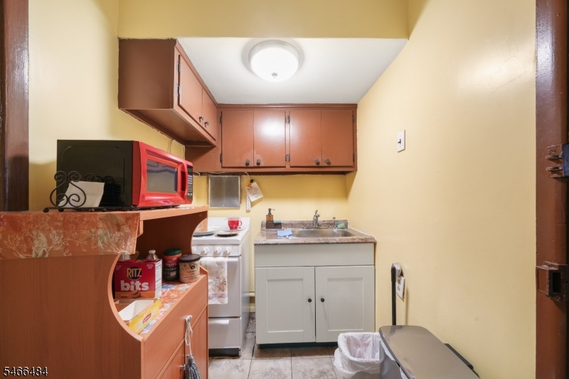 565 61st St Property Photo 8