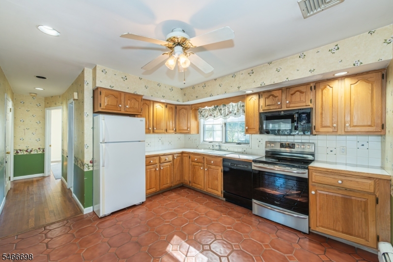 103 Newbury Pl Property Photo 8
