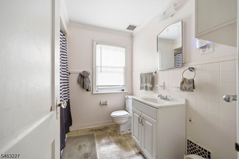 70 Rowland Ave Property Photo 10