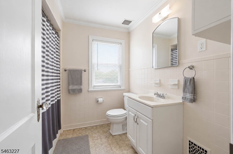 70 Rowland Ave Property Photo 12