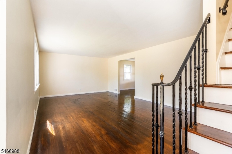 246 Grove St Property Photo 5