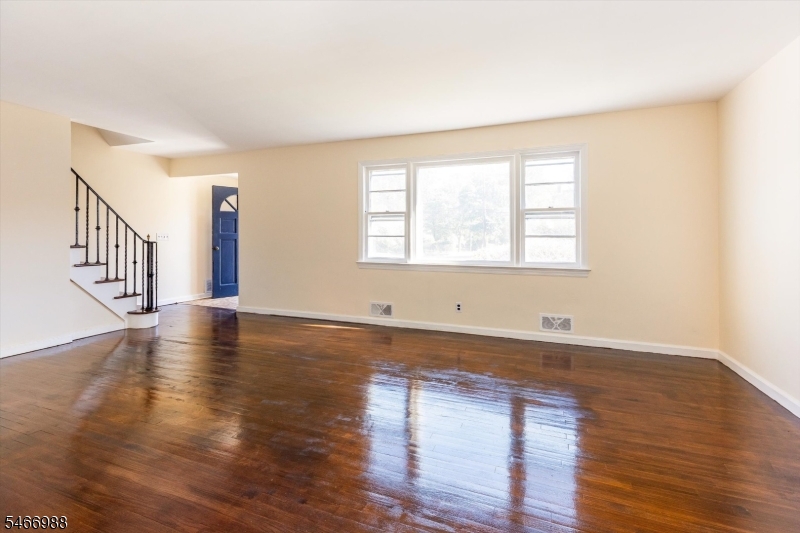 246 Grove St Property Photo 6