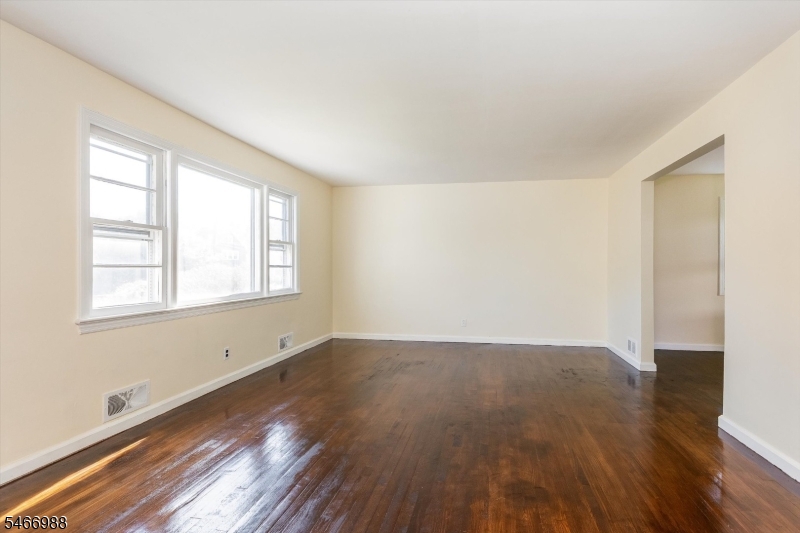 246 Grove St Property Photo 7