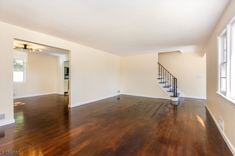 246 Grove St Property Photo 8