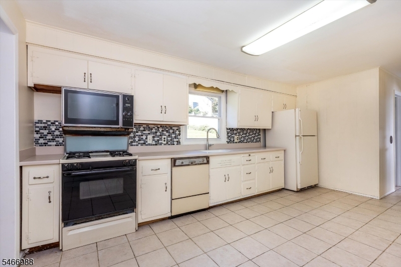 246 Grove St Property Photo 15