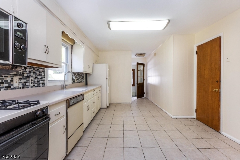 246 Grove St Property Photo 16