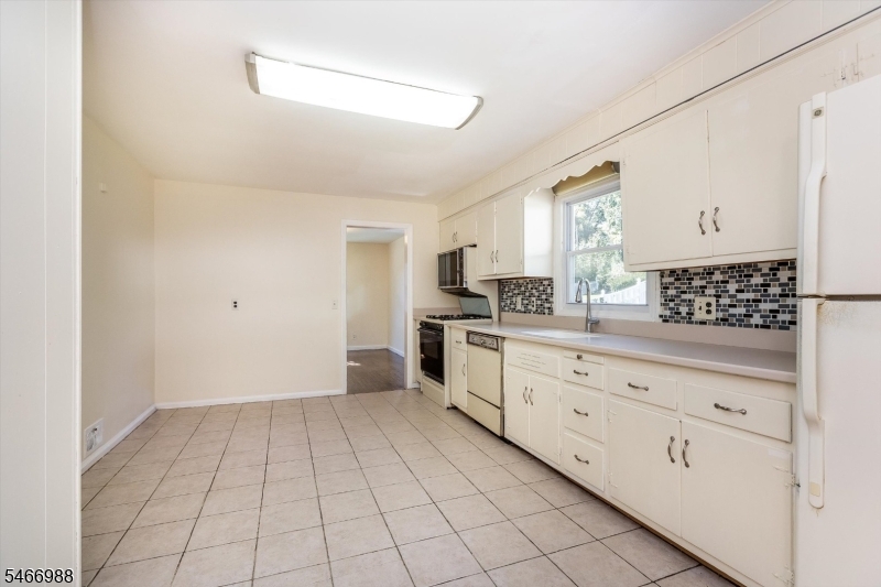 246 Grove St Property Photo 17