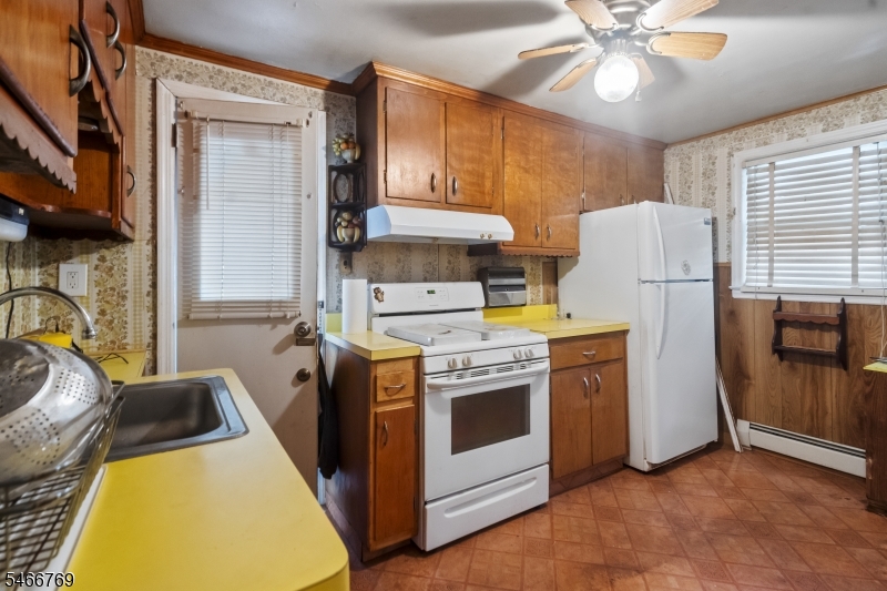 409 Olcott St Property Photo 11