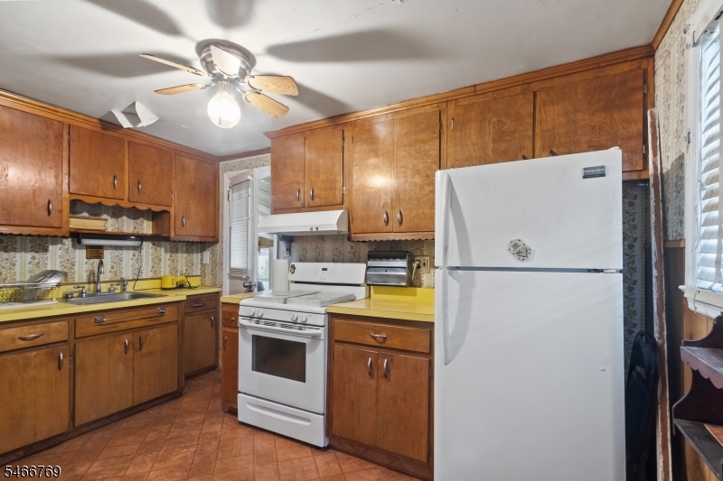 409 Olcott St Property Photo 12