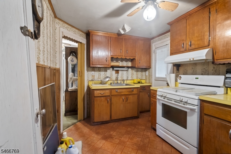 409 Olcott St Property Photo 13
