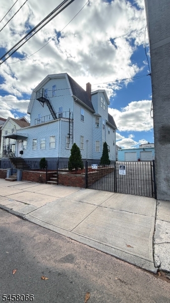 226 Marshall St Property Photo 1