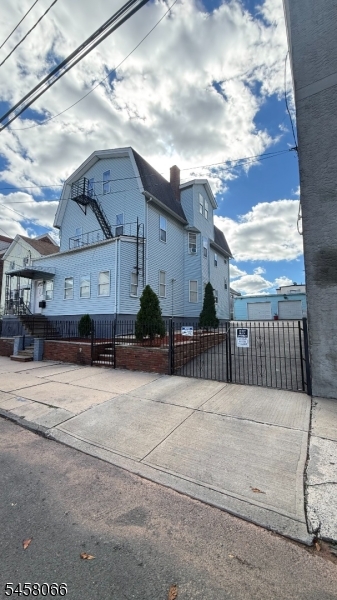 226 Marshall St Property Photo 2
