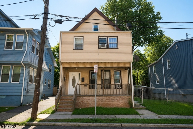 244 Leslie St Property Photo 1