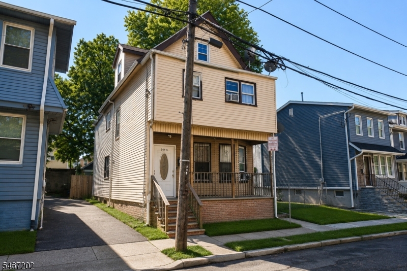 244 Leslie St Property Photo 2
