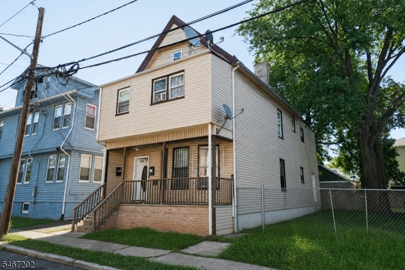 244 Leslie St Property Photo 3