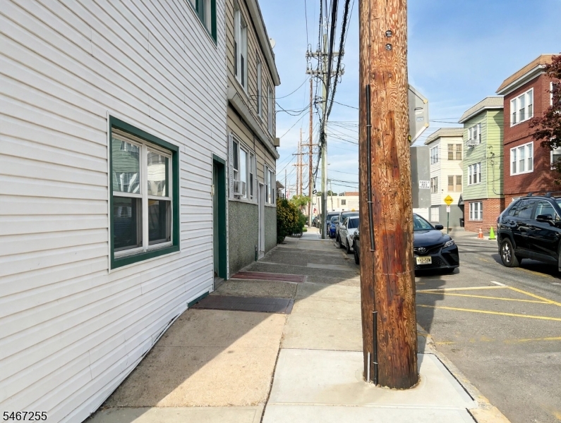 9101 Bergenwood Ave 2f Property Photo 2