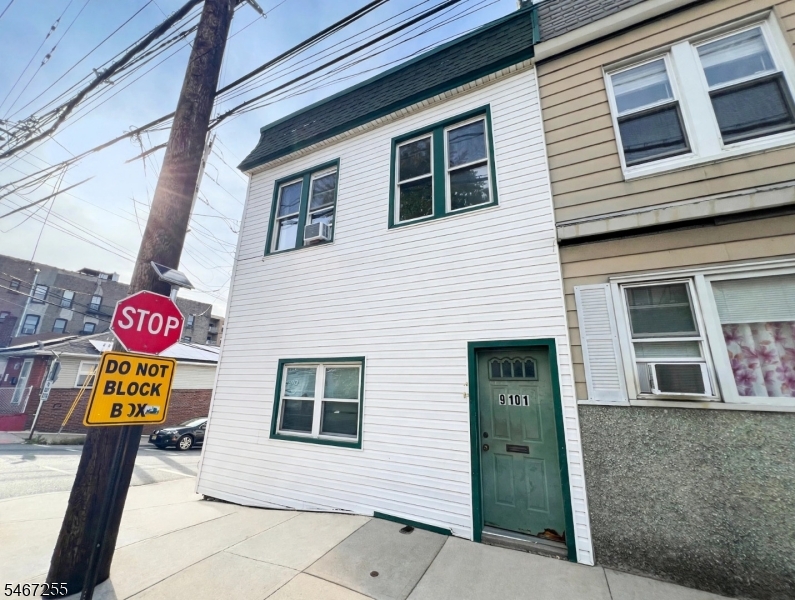 9101 Bergenwood Ave 2f Property Photo 3