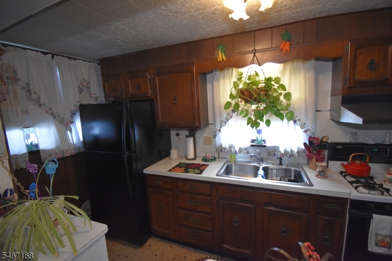 110 Lewis St Property Photo 8