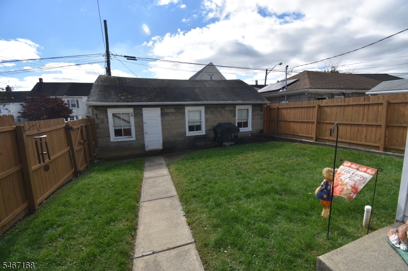 110 Lewis St Property Photo 16