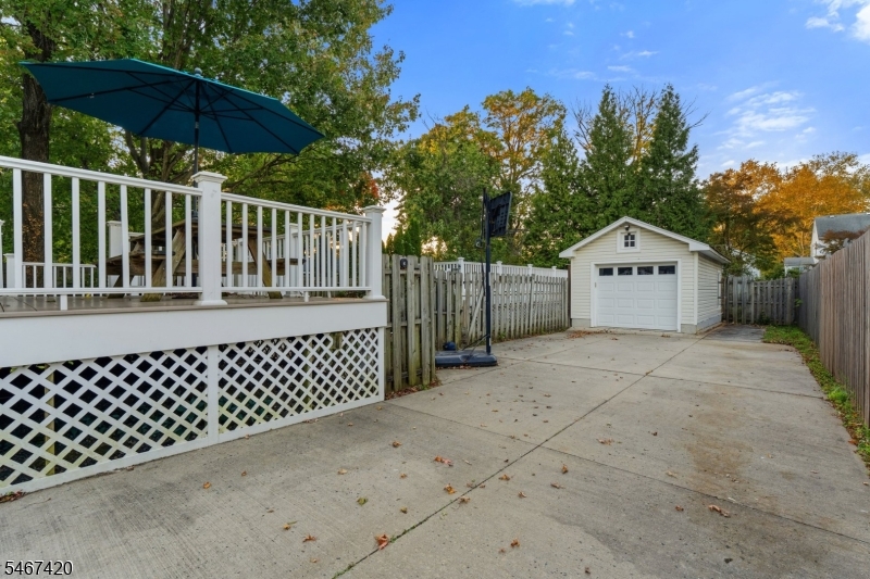 432 1st St Property Photo 3