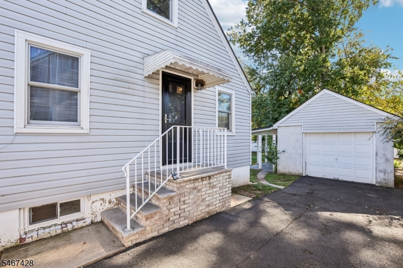 239 Bradford Ave Property Photo 4