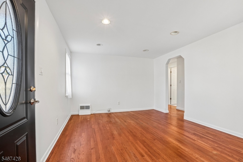 239 Bradford Ave Property Photo 6