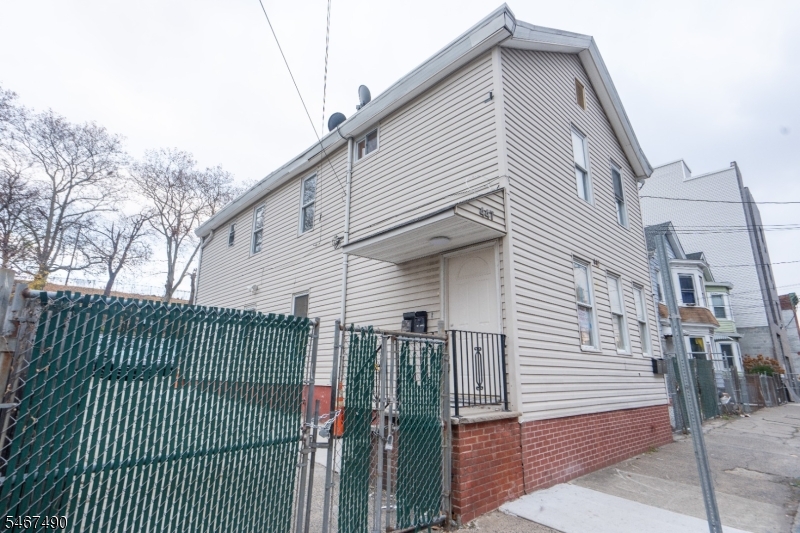 445 Summer St Property Photo 2