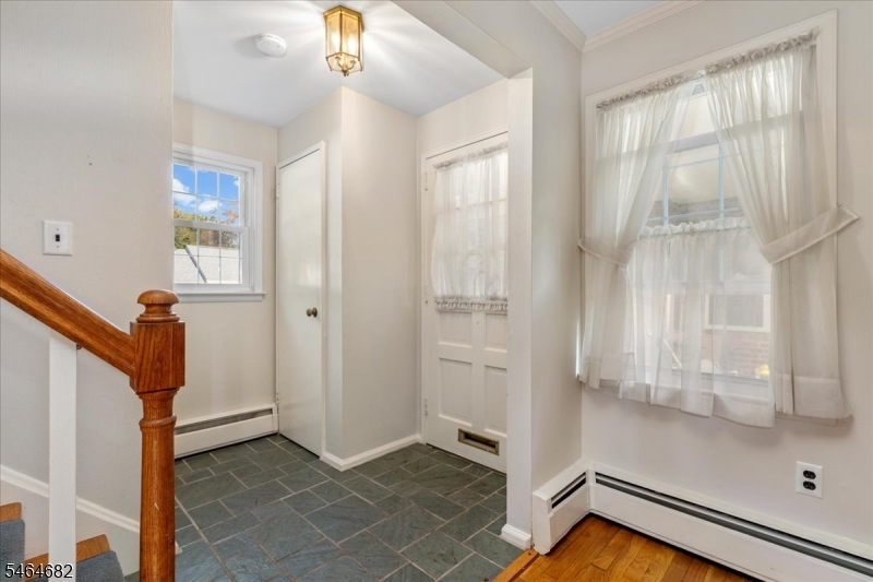 585 Trinity Pl N Property Photo 3