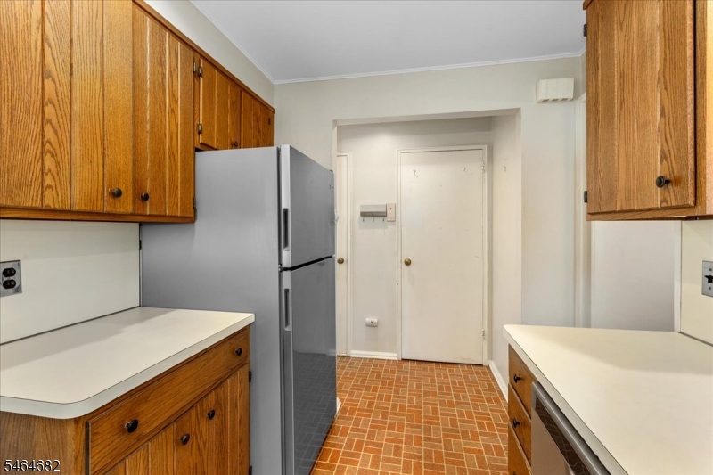 585 Trinity Pl N Property Photo 9