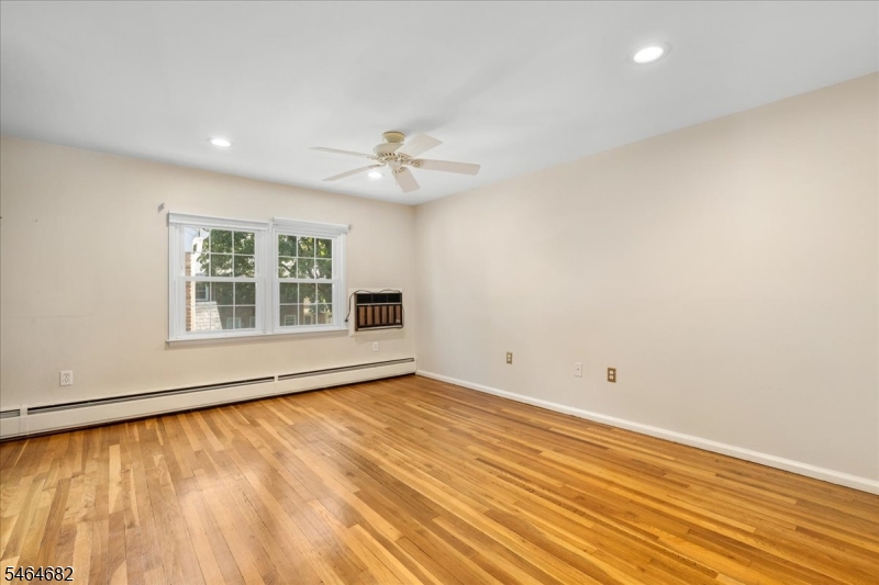 585 Trinity Pl N Property Photo 10