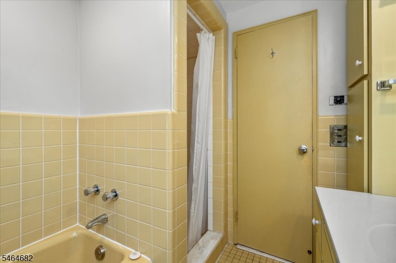 585 Trinity Pl N Property Photo 16