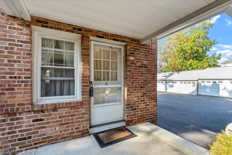 585 Trinity Pl N Property Photo 24