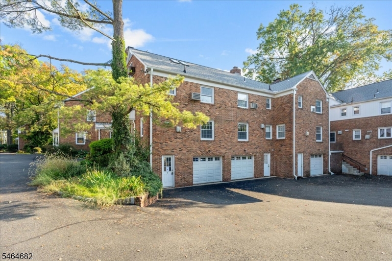 585 Trinity Pl N Property Photo 30