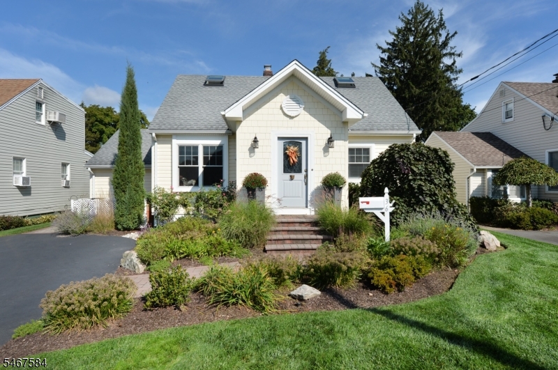 36 Manor Ave Property Photo 2