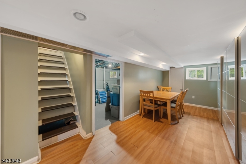 401 John St Property Photo 15