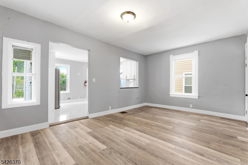 81 Westfield Ave Property Photo 8