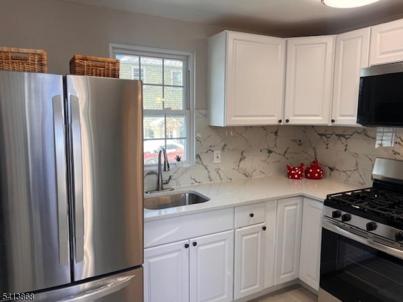 168 Oak St Property Photo 4