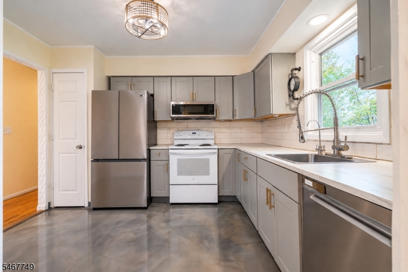 13 Adelphi Trl Property Photo 9