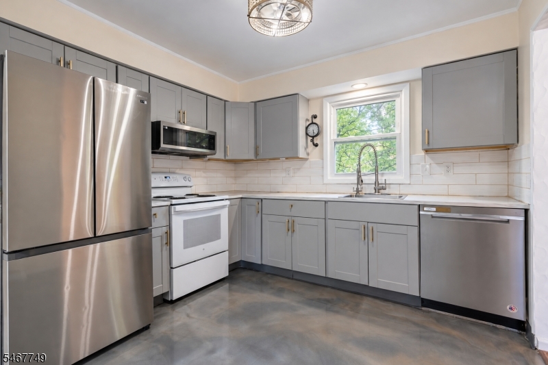 13 Adelphi Trl Property Photo 10
