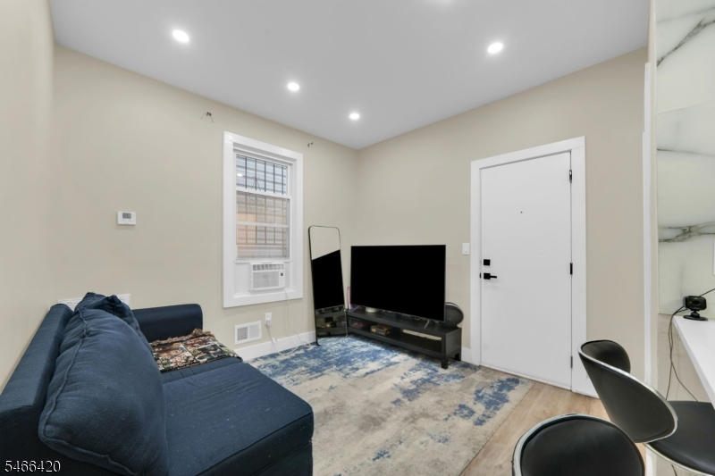 34 Arverne Ter Property Photo 2